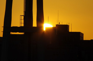 横浜スタジアムの照明に沈む夕日